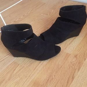 Wedge black shoe